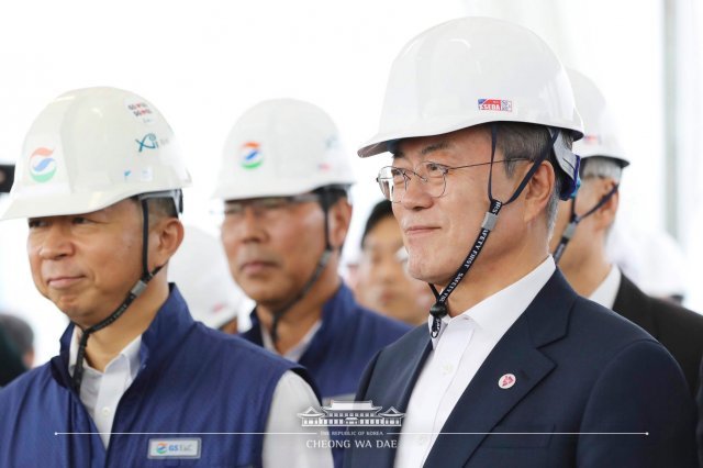 문재인 대통령이 15일 오후(현지시간) 싱가포르에서 우리 기업이 참여하고 있는 지하철 공사현장을 방문해 보고를 받고 있다. (청와대 페이스북) 2018.11.16/뉴스1