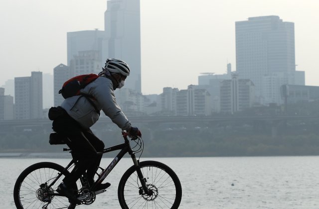 중국발 오염물질이 유입되면서 전국적으로 미세먼지가 기승을 부린 16일 오후 서울 광진구 뚝섬한강공원에서 마스크를 쓴 시민이 자전거를 타고 있다. 2018.11.16/뉴스1 © News1