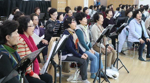 12일 오후 경기도 부천시 부천문화원에서 부천 따르릉어르신별빛합창단 합창 연습.