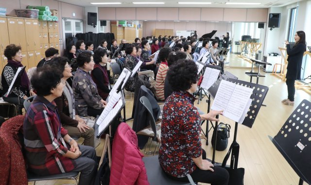 12일 오후 경기도 부천시 부천문화원에서 부천 따르릉어르신별빛합창단 합창 연습.