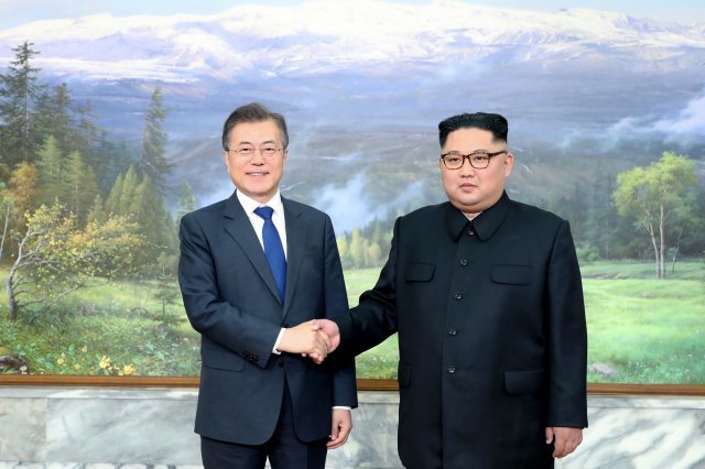문재인 대통령과 김정은 북한 국무위원장이 지난 26일 오후 판문점 북측 통일각에서 정상회담을 하기 앞서 악수하고 있다. (청와대 제공) 2018.5.27/뉴스1
