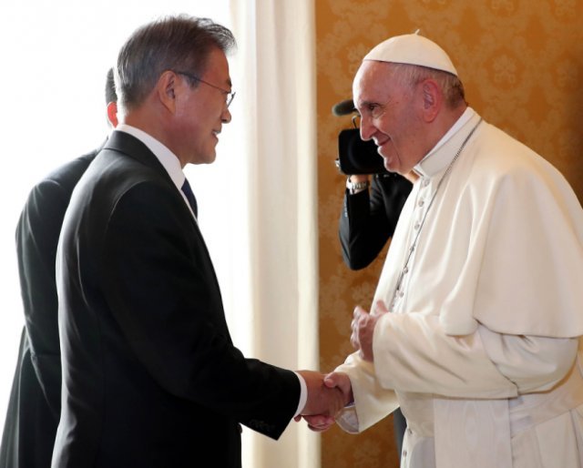 문재인 대통령이 10월 18일 로마 바티칸 교황궁에서 프란치스코 교황과 인사하고 있다. [뉴시스]