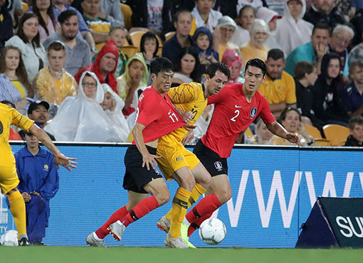 한국 남자 축구대표팀 이청용(맨 왼쪽)-이용(맨 오른쪽). 사진제공｜대한축구협회