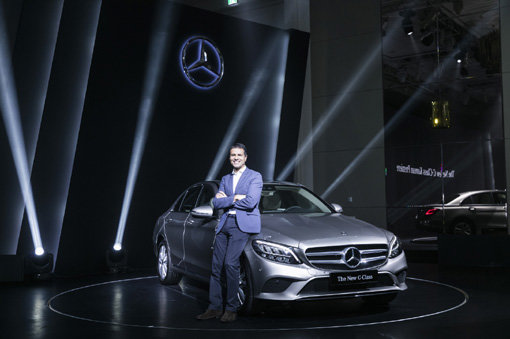 메르세데스-벤츠 코리아 디미트리스 실라키스 대표이사 사장이 16일 인천 파라다이스 시티 호텔에서 열린 ‘더 뉴 C-클래스 코리안 프리미어’ 행사에서 신형 C-클래스를 소개하고 있다. 사진제공｜메르세데스-벤츠 코리아