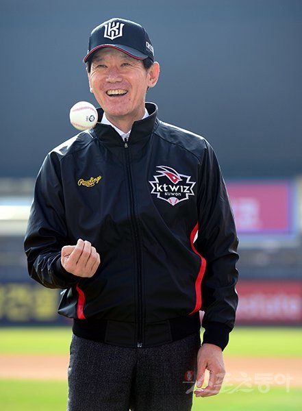 이강철 KT 위즈 신임감독이 18일 수원KT위즈파크에서 열린 취임식에 앞서 활짝 웃고 있다. 이 감독은 강백호의 우익수 전환과 마운드 안정 등 자신의 복안을 조심스럽게 꺼내놓았다. 수원｜김민성 기자 marineboy@donga.com