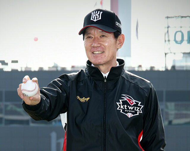 이강철 프로야구 KT 신임 감독이 18일 자신의 취임식이 열린 수원 케이티위즈파크에서 야구공을 들어 보이고 있다. KT 제공