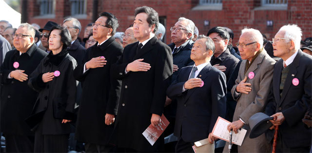 17일 오전 서울 서대문구 서대문형무소역사관에서 열린 제79회 순국선열의 날 기념식에서 이낙연 국무총리(오른쪽에서 네 번째) 등 내빈들이 국민의례를 하고 있다. 1939년 대한민국 임시정부에서 을사늑약을 잊지 않기 위해 제정한 날로 1997년 정부기념일로 지정됐다. 뉴시스