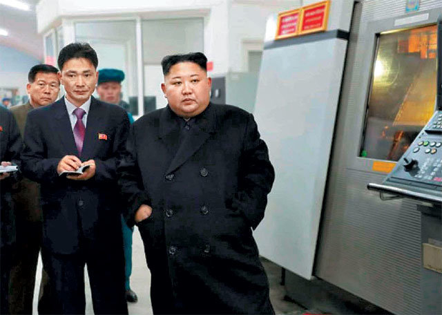 김정은 북한 국무위원장이 군용 렌즈 등을 생산하는 평안북도 대관유리공장을 시찰했다고 북한 매체가 18일 전했다. 사진 출처 노동신문