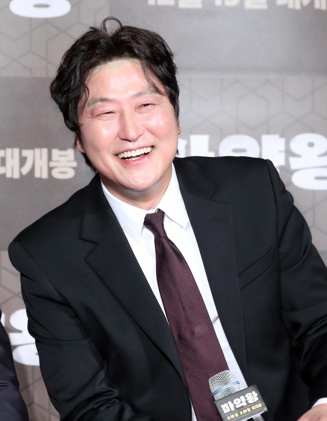 배우 송강호가 19일 오전 서울 광진구 롯데시네마 건대입구에서 열린 영화 ‘마약왕’ 제작보고회에 참석해 미소를 짓고 있다. ‘마약왕’은 마약도 수출하면 애국이 되던1970 년대, 근본 없는 밀수꾼이 전설의 마약왕(송강호 분)이 된 이야기를 담은 작품이다. 2018.11.19/뉴스1 © News1