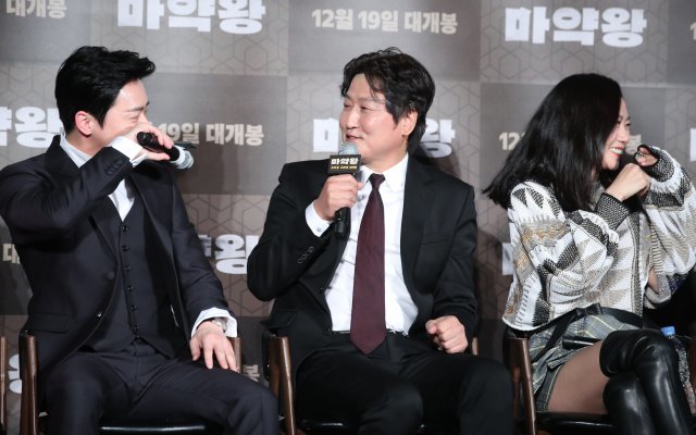 배우 송강호(가운데)가 19일 오전 서울 광진구 롯데시네마 건대입구에서 열린 영화 ‘마약왕’ 제작보고회에 참석해 ‘관상’ 이후 5년 만에 조정석(왼쪽)과의 호흡에 대해 이야기 하고 있다. ‘마약왕’은 마약도 수출하면 애국이 되던1970 년대, 근본 없는 밀수꾼이 전설의 마약왕(송강호 분)이 된 이야기를 담은 작품이다. 2018.11.19/뉴스1 © News1