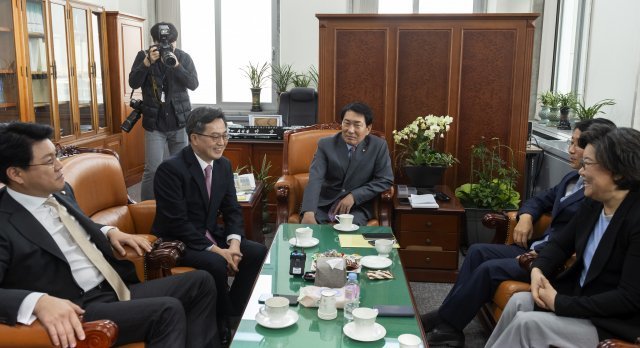 김동연 경제부총리가 19일 국회에서 안상수 예산결산특별위원장과 조정식 더불어민주당 예결위 간사, 장제원 자유한국당 간사, 이혜훈 바른미래당 간사를 만나고 있다./윤동주 기자 doso7@ © News1