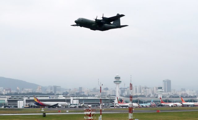 11일 공군 수송기가 제주국제공항에서 북한에 보낼 제주 감귤을 싣고 평양을 향해 이륙하고 있다. 김의겸 청와대 대변인은 이날 “평양으로 보내는 귤은 9월 평양정상회담 때 북측이 송이버섯 2톤을 선물한 데 대한 감사의 표시로 남측이 답례하는 것”이라며 “귤은 모두 200톤으로 10kg 들이 상자 2만개에 담겼다”고 말했다.2018.11.11/뉴스1 © News1