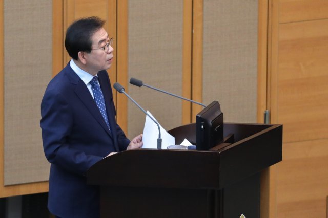 박원순 서울시장이 19일 서울 중구 서을특별시의회에서 열린 제284회 정례회 제3차 본회의에서 홍성룡 더불어민주당 의원의 시정질문에 답하고 있다. 2018.11.19/뉴스1 © News1