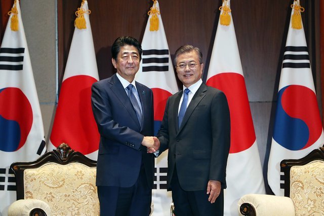 문재인 대통령과 아베 신조 일본 총리. (청와대 제공) 2018.9.25/뉴스1