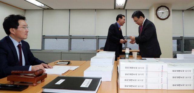 김용태 자유한국당 조직강화특별위원장이 19일 서월 여의도 기계회관에서 조강위 전체회의를 준비하고 있다. 이날 회의에서는 전국 253개 당협위원장의 적격 여부에 대해 본격적인 심사를 한다. 2018.11.19/뉴스1 © News1