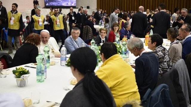 18일(현지 시간) ‘빈곤의 날’을 맞아 프란치스코 교황(왼쪽에서 두번째)이 바티칸 바오로6세 알현실에서 약 1500명의 빈자들과 함께 점심식사를 하고 있다.