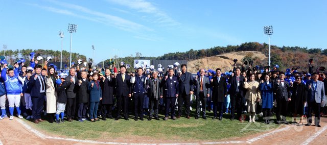 기장군이 주최하고 (주)오투에스앤엠과 부산광역시야구소프트볼협회, 스포츠동아가 주관하는 ‘2018 기장 국제야구 대축제’가 19일 부산 기장군 기장현대차드림볼파크에서 열렸다. 이대호 홍보대사, 오규석 기장군수, 이성춘 스포츠동아 상무 및 내 외빈들이 참가 선수들과 기념촬영을 하고 있다. 기장｜김민성 기자 marineboy@donga.com