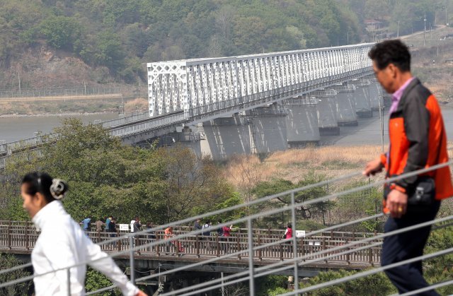 28일 경기 파주시 임진각역 전망대에서 경의선 도라산역으로 향하는 철로가 보이고 있다.2018.4.28/뉴스1 © News1