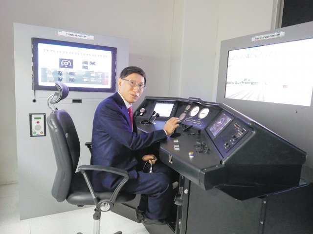 열차모의 운전연습기(TDS)를 직접 시현하는 김봉택 회장.