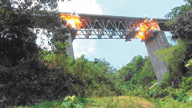 발파기술 해외 첫 수출 사례인 필리핀 철골교량 발파해체. 코리아카코 제공
