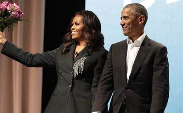 버락 오바마 전 미국 대통령의 부인 미셸 여사(왼쪽)가 워싱턴 캐피털 원 아레나에서 열린 자서전 북투어 중 남편이 깜짝 손님으로 등장해 꽃다발을 건네주자 기뻐하고 있다. 미셸 오바마인스타그램
