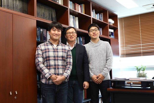 장경원 박사과정(왼쪽), 정기훈 교수(가운데), 황순홍 박사과정 © News1