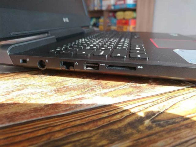 본체가 두꺼운 만큼 모든 단자를 풀사이즈로 갖췄다(출처=IT동아)