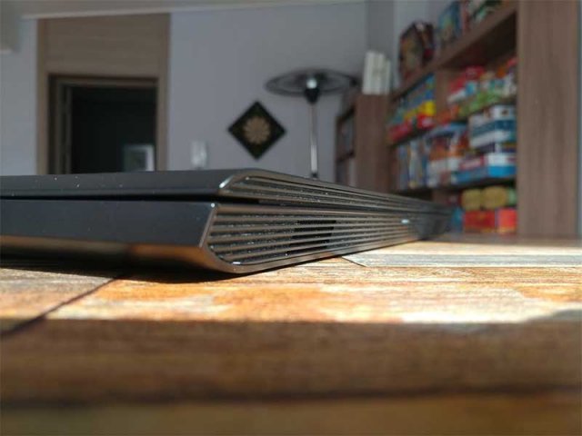 전면의 비스듬한 디자인을 통해 화면을 쉽게 열 수 있다(출처=IT동아)