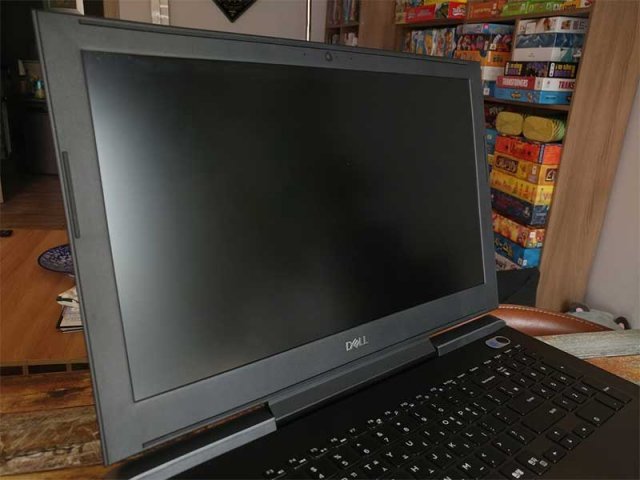 무광 패널을 통해 화면에 반사되는 빛을 줄여 눈부심을 막는다(출처=IT동아)