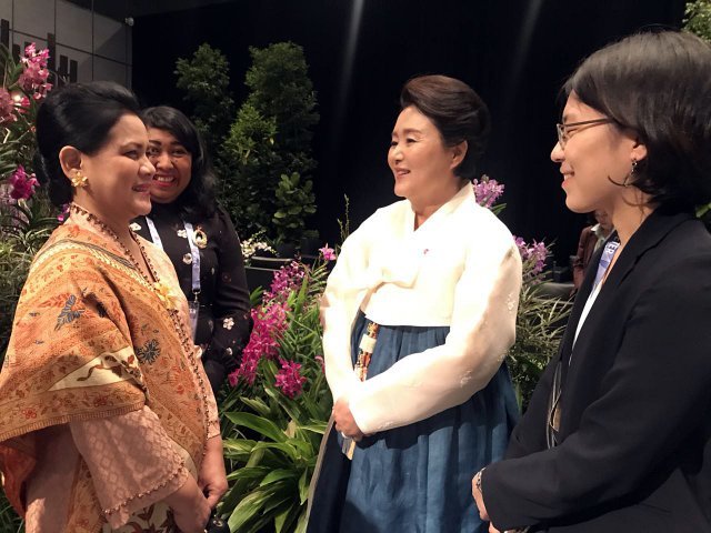 인도네시아 조코 위도도 대통령의 부인 이리아나 여사와 다시 만난 김정숙 여사 모습. 2018.11.20. (사진=청와대 제공)