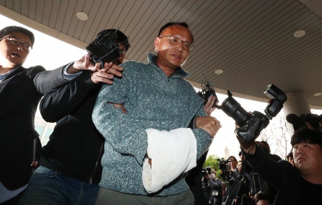 ‘엽기행각’과 ‘직원폭행’ 등 사회적 공분을 일으킨 양진호 한국미래기술 회장이 7일 오후 경기도 수원시 경기남부지방경찰청 광역수사대로 압송되고 있다. 경기남부청은 전날 법원으로부터 체포영장과 압수수색 영장을 발부 받아 양 회장을 회사 소유 오피스텔에서 긴급 체포했다고 밝혔다. 2018.11.7/뉴스1 © News1