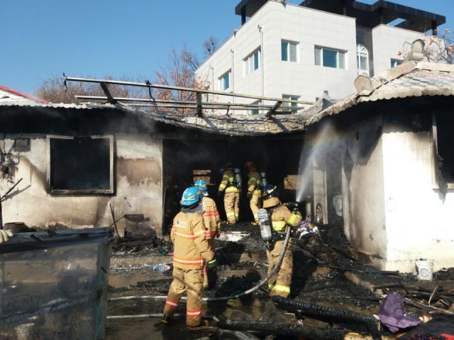 소방대원들이 화재를 진화하고 있다.(경기도소방재난본부 제공).© News1