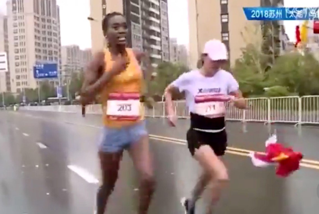 국기를 떨어트린 허 선수 - 시나닷컴 갈무리