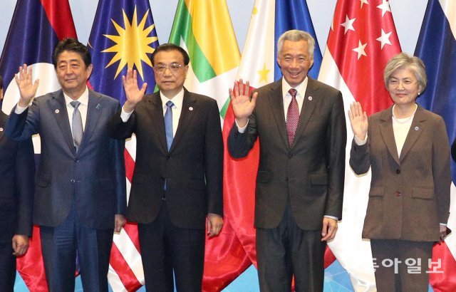 아세안(ASEAN·동남아국가연합) +3 정상회의에는 대통령을 대신해 강경화 장관이 참석했다