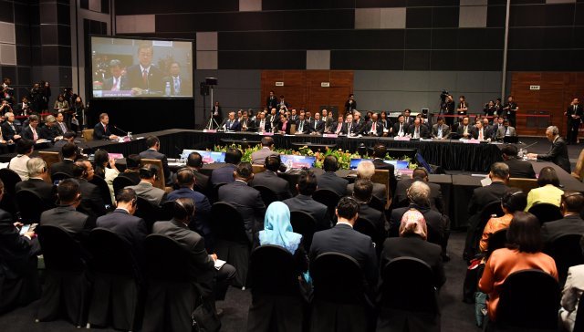 ASEAN+3 정상회의 참석차 싱가포르 방문중인 문재인 대통령이 센텍 회의장에서 한-아세안 정상회의를 가져  문대통령이 인사말을 하고 있다.