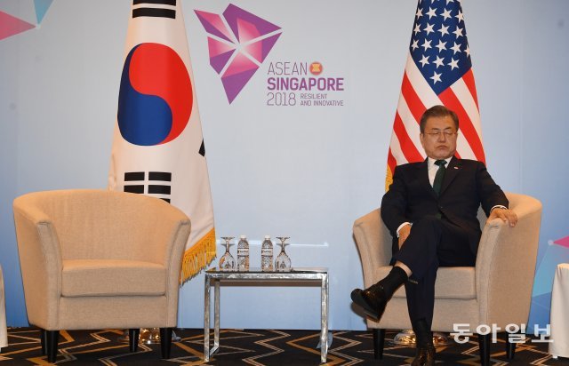 문재인 대통령이 15일 오전(현지시간) 싱가포르 선텍(SUNTEC) 컨벤션센터에서 마이크 펜스 미국 부통령과 접견을 기다리며 쪽잠으로 휴식을 취하고 있다.