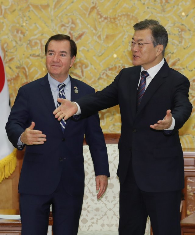 지난해 8월 방한해 청와대에서 문재인 대통령과 면담한 에드 로이스 미국 하원 외교위원장(왼쪽)