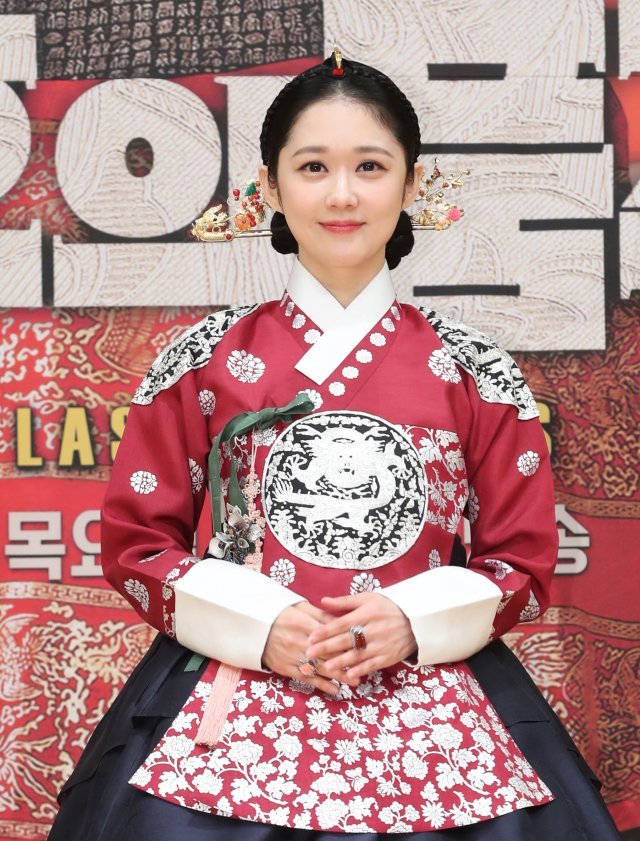 배우 장나라가 20일 오후 서울 목동SBS에서 열린 SBS 새 수목드라마 ‘황후의 품격’ 제작발표회에 참석해 포즈를 취하고 있다. ‘황후의 품격’(극본 김순옥/ 연출 주동민)은 2018년 현재가 ‘입헌군주제 시대’, 대한제국이라는 가정 하에 황실 안에서의 음모와 암투, 사랑과 욕망, 복수가 어우러진 독창적인 스토리를 담은 작품이다, 2018.11.20./뉴스1 © News1