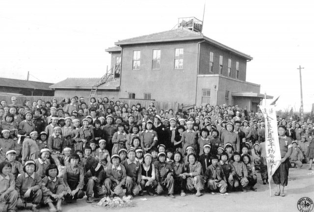 전북지역에서 동원된 여자근로정신대원들이 1945년 해방 직후 귀국을 위해 하카다 항에서 배를 기다리며 기념사진 촬영을 하고 있다. © News1