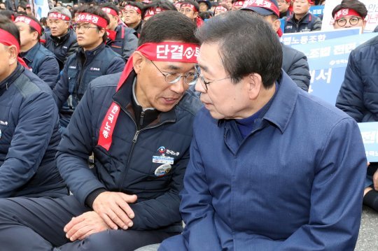 박원순 서울시장과 김주영 한국노총 위원장이 17일 오후 서울 영등포구 여의도 국회 앞에서 열린 ‘전국노동자대회’에서 대화를 하고 있다. 이날 한국노총은 노조법 전면재개정, 최저임금제 개악 및 탄력 근로제 확대 저지, 비정규직의 온전한 정규직화 등을 촉구했다. 2018.11.17/뉴스1 © News1