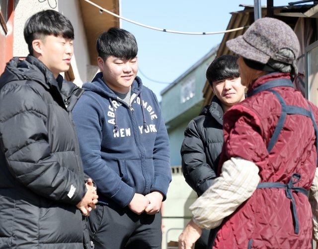 20일 울산기술공고 3학년 김경문 김준엽 하철민군이 폭행당한 후 재활치료를 받고 있는 A씨(77.여)와 이야기하고 있다. 지난 9일 오후 9시 45분께 울산 울주군 언양읍 한 길가에서 폐지를 줍던 70대 노인이 술에 취한 20대 남성에게 폭행당하는 것을 보고 울산기술공고 학생들이 노인을 보호하고 경찰에 신고했다. 2018.11.20/뉴스1 © News1