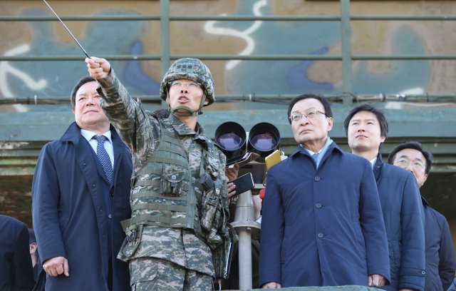 이해찬 더불어민주당 대표가 20일 연평도를 방문해 변요환 부대장으로부터 북측 개머리해안포 등 부대현황에 대해 설명을 듣고 있다. © News1 국회사진취재단