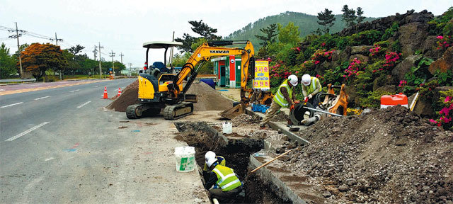 제주지역 상수도 문제로 수돗물이 40% 이상 땅 속으로 버려지고 있다. 누수율을 낮추기 위해 정비사업을 벌이고 있지만 예산 확보에 어려움을 겪고 있다. 제주도 제공