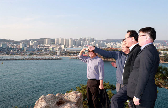송철호 울산시장(오른쪽에서 두 번째)과 정천석 동구청장(오른쪽에서 세 번째)이 19일 대왕암공원에서 해상케이블카 노선을 둘러보고 있다. 울산시 제공