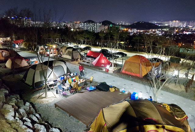 최근 대구 달서구 송현동 달서별빛캠핑장이 도심 야경과 잘 어우러지면서 이곳을 찾는 시민들이 늘고 있다. 달서구는 이용객 증가에 따라 2022년까지 캠핑장을 확장할 계획이다. 대구 달서구 제공