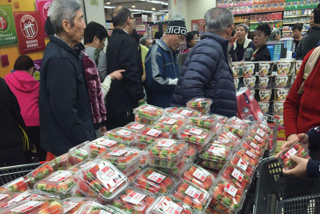 홍콩 슈퍼마켓에서 팔리고 있는 한국산 딸기. 미국산에 비해 단맛이 강하고 일본산보다 가격이 싸서 인기를 끌고 있다. 엘림무역 제공