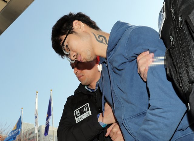 PC방 아르바이트생을 살해한 혐의로 구속된 피의자 김성수(29)가 20일 오전 공주 치료감호소에서 정신감정을 마치고 서울 양천경찰서로 이송되고 있다. 2018.11.20/뉴스1