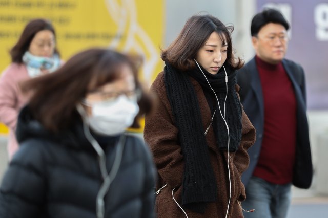 아침 기온이 크게 떨어져 올 가을 들어 가장 추운 날씨를 보인 20일 오전 서울 광화문 네거리에서 출근길 시민들이 발걸음을 재촉하고 있다. 기상청은 이날 남해상에서 동진하는 고기압의 영향을 받다가 차차 그 가장자리에 들어 전국이 대체로 맑다가 중부지방은 밤부터 구름이 많아지겠다고 예보했다. © News1