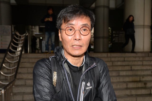 한국판 드레퓌스 사건으로 불리는 ‘유서대필 사건’에 연루돼 억울한 옥살이를 했던 강기훈씨(53)가 2016년11월10일 오후 서울 서초구 서울중앙지방법원에서 국가를 상대로 낸 손해배상 청구 소송 2차 변론을 마친 뒤 법정을 나서며 취재진의 질문에 답하고 있다.  2016.11.10/뉴스1 © News1