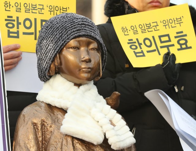 작년 12월28일 대구 2·28기념공원 ‘평화의 소녀상’ 앞에서 ‘한일 위안부 합의’ 무효화를 요구하는 ‘한일 일본군 위안부 합의무효 대구행동’의 기자회견이 열리고 있다. 2017.12.28/뉴스1 © News1